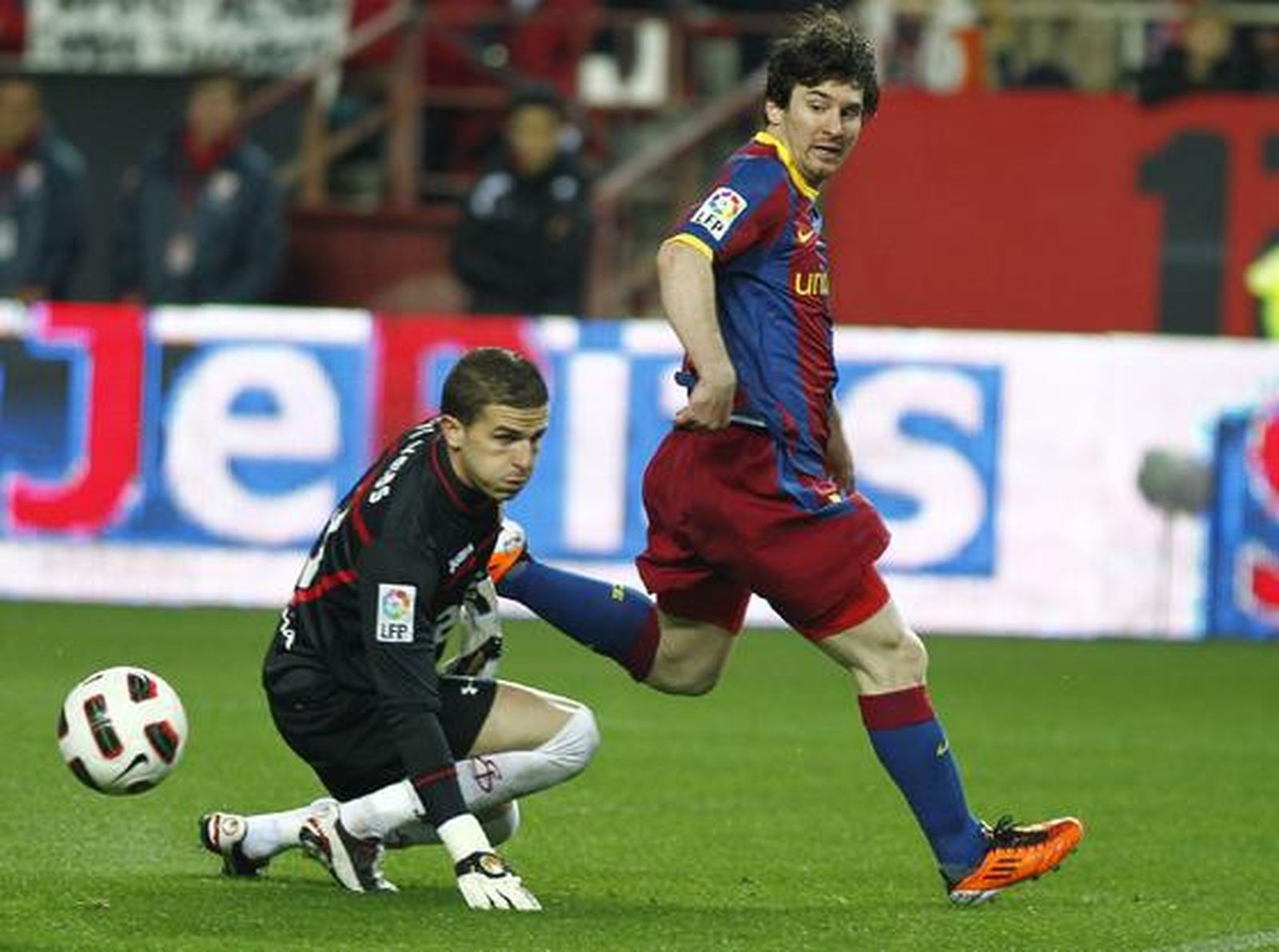 El Sevilla consigue sacar un punto ante el Barcelona en el Sánchez Pizjuán. / Antonio Pizarro