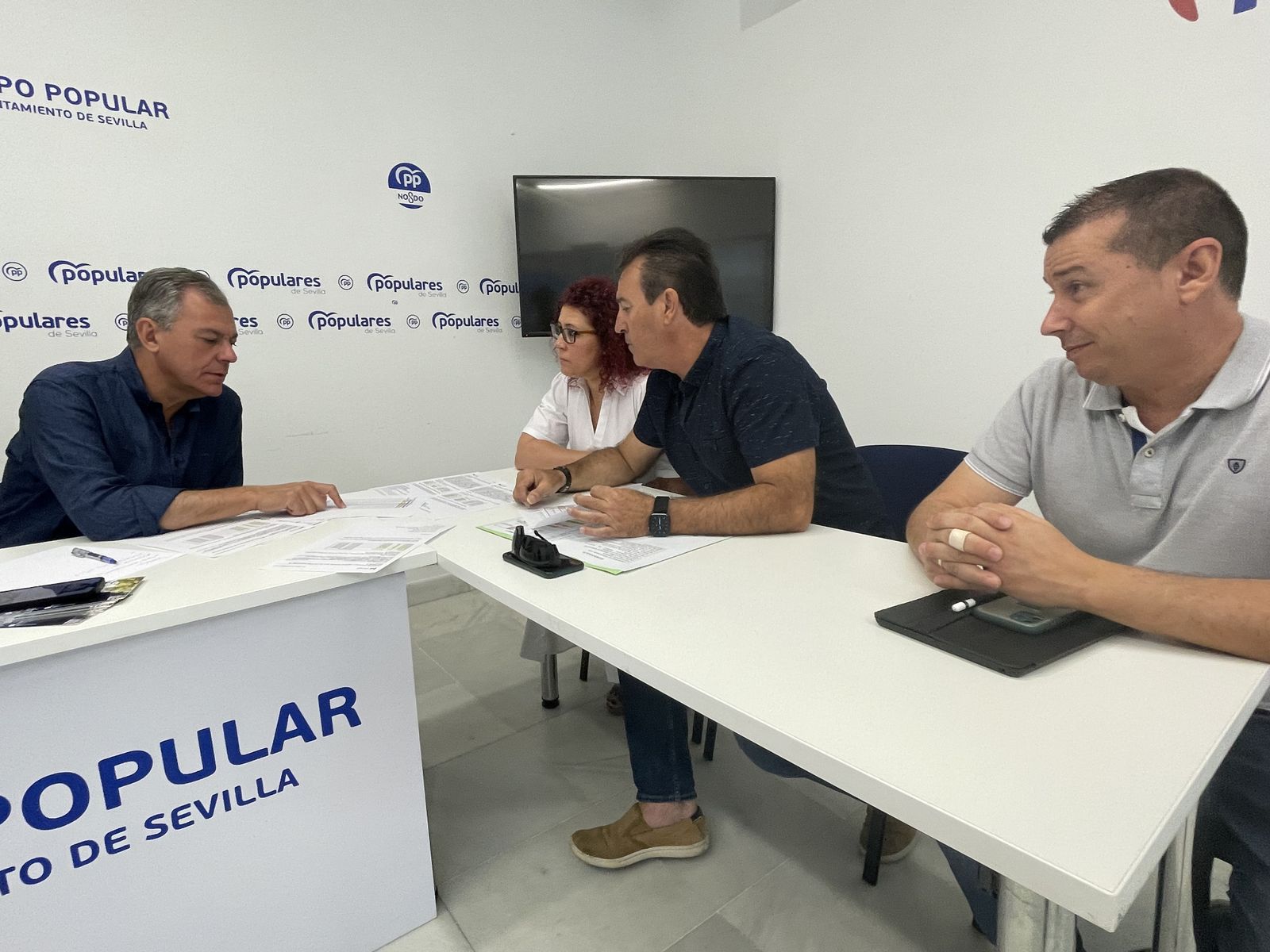 Sanz promete incrementar el servicio de Tussam para reducir las esperas y reforzará la línea de Sevilla Este