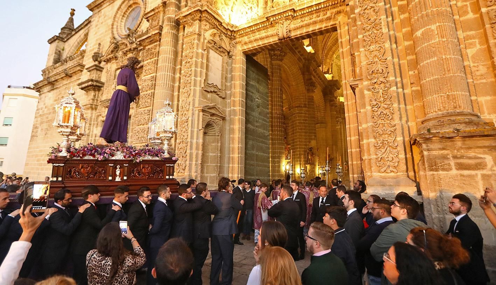 Imágenes del Vía Crucis de la Unión de Hermandades
