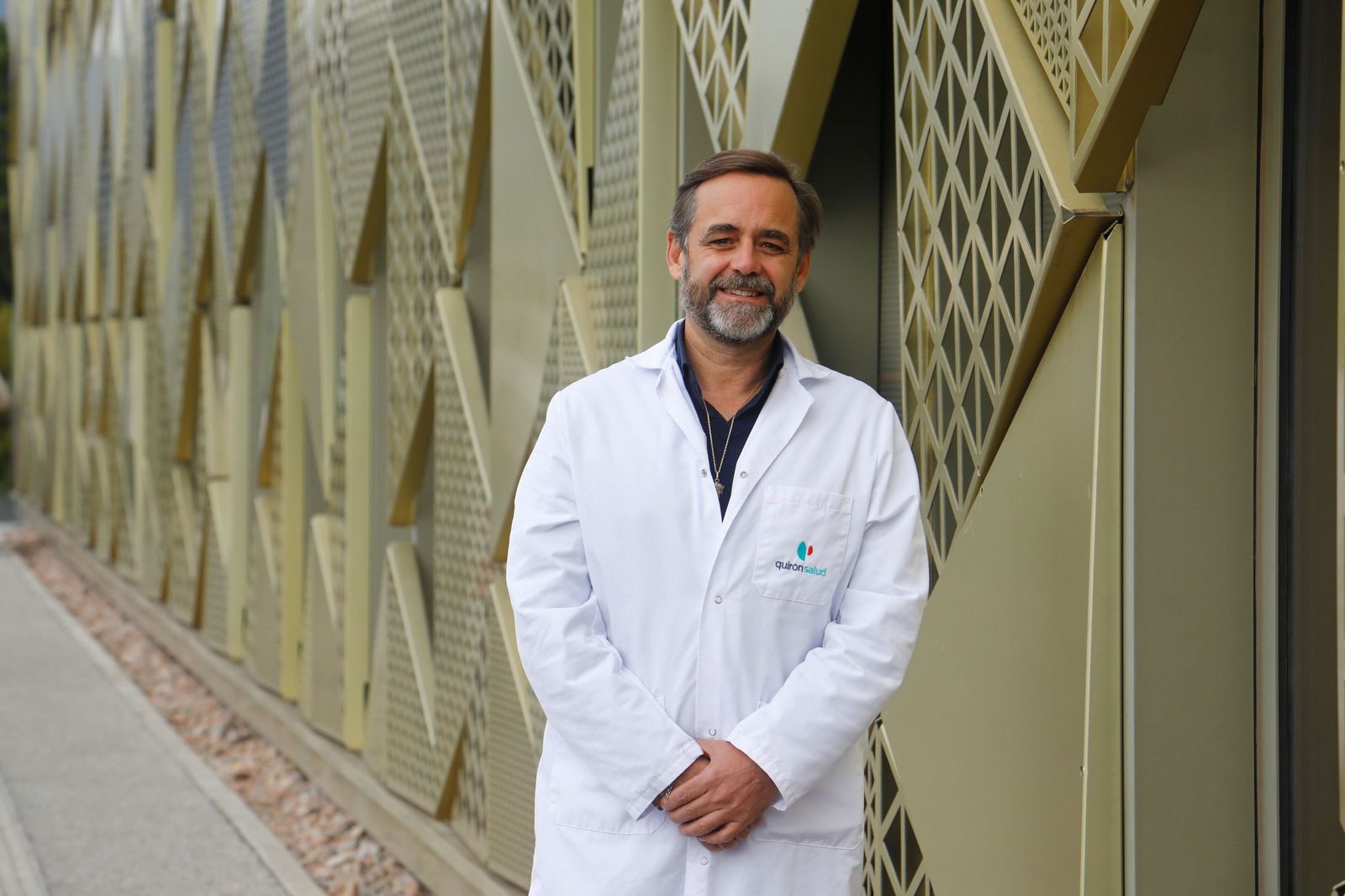 Manuel Romero, en el exterior del Hospital Quirónsalud Córdoba.