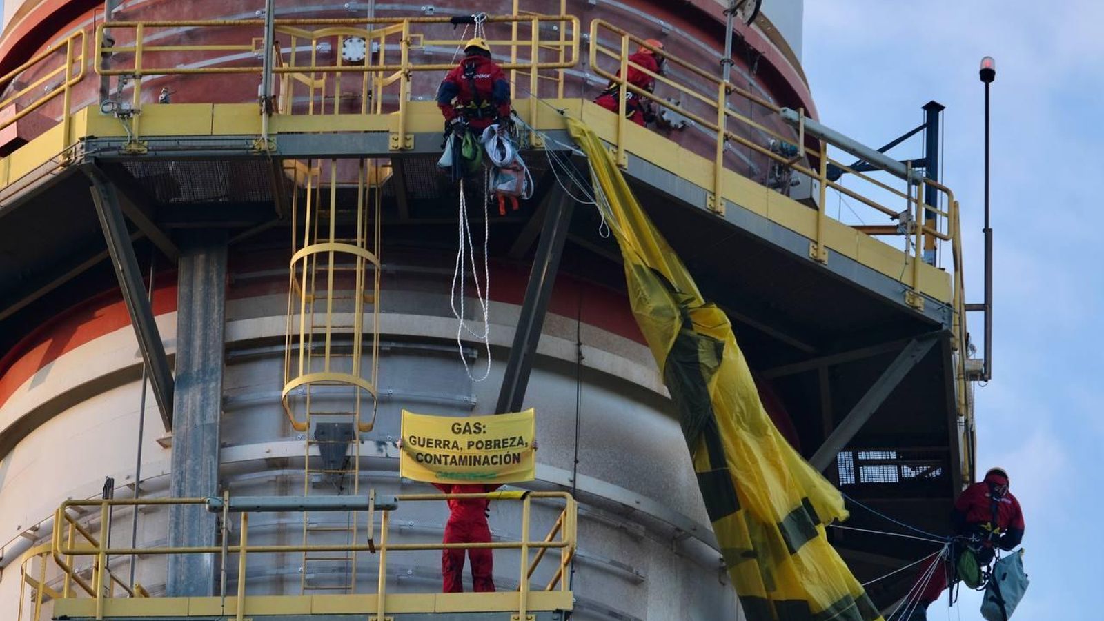 Momento en que han desplegado una pancarta de 15 metros en la chimenea.