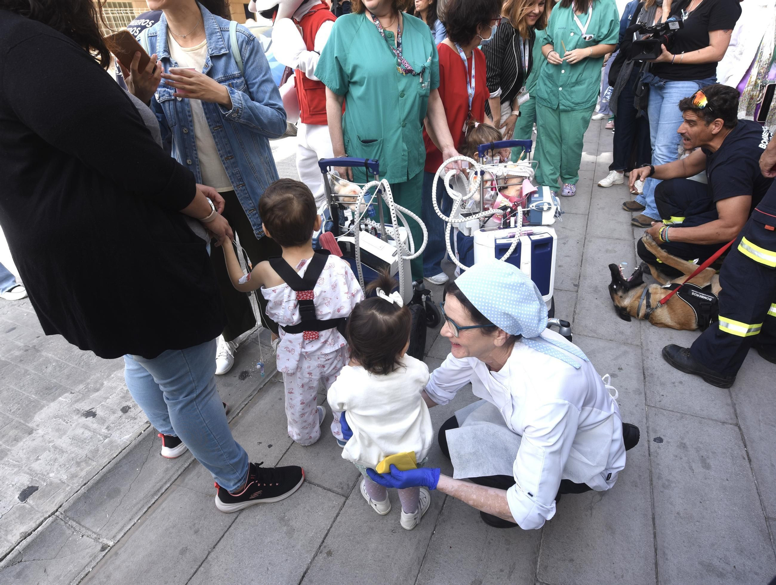 El Reina Sofía celebra el Día del Niño Hospitalizado con la visita de los bomberos, en imágenes