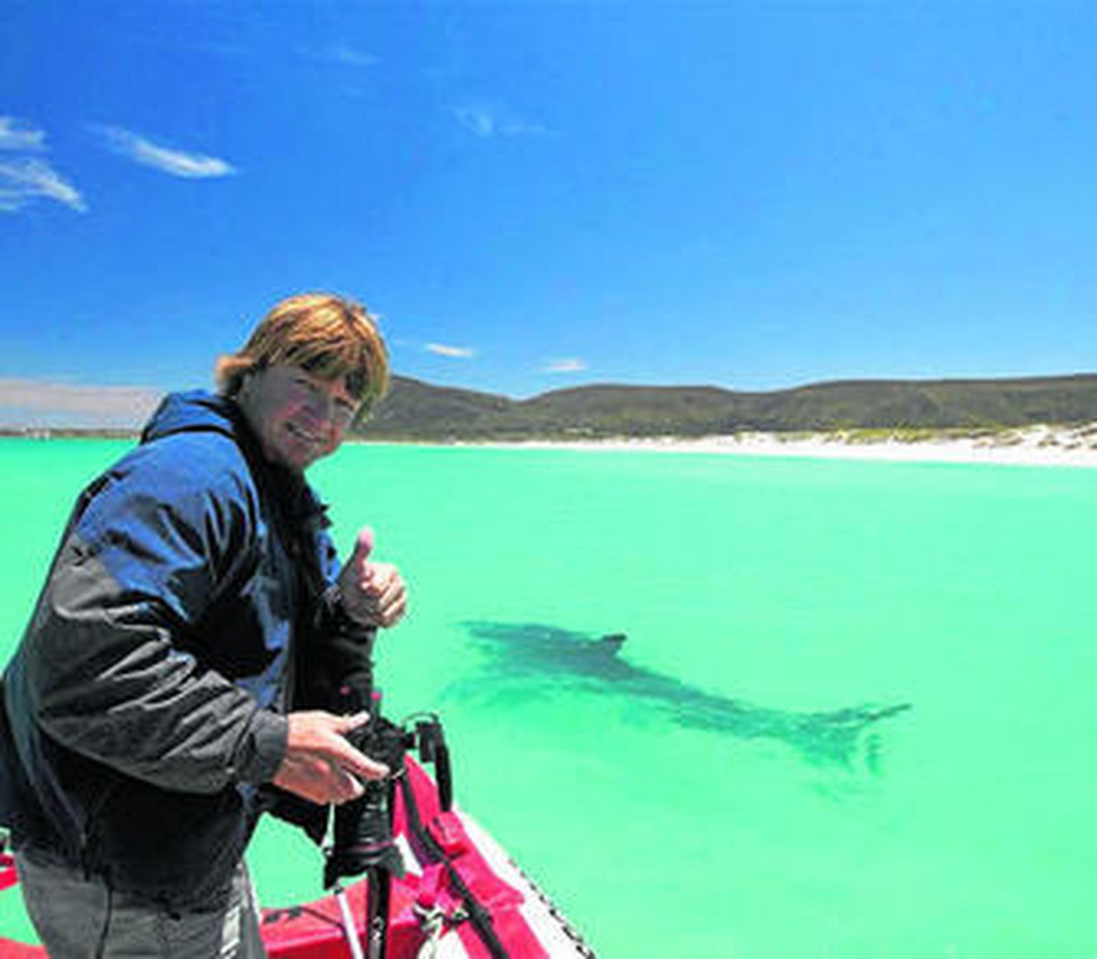 El documentalista Jeff Kurr siguiendo la trayectoria de un tiburón en unas tranquilas aguas tropicales.