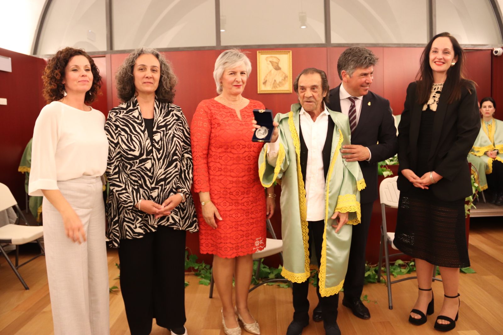 Pepe Habichuela, en el centro, tras ser nombrado embajador de la Cofradía de la Viña y el Vino de Montilla.