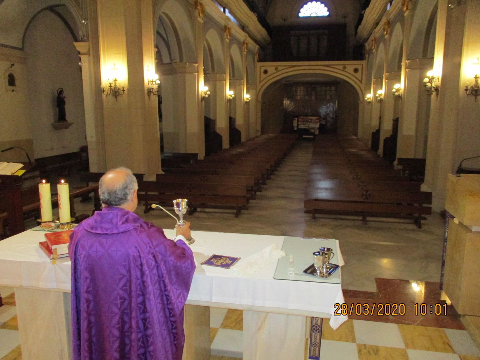 Manuel oficia misa en el templo de San Sebastián, totalmente vacío.