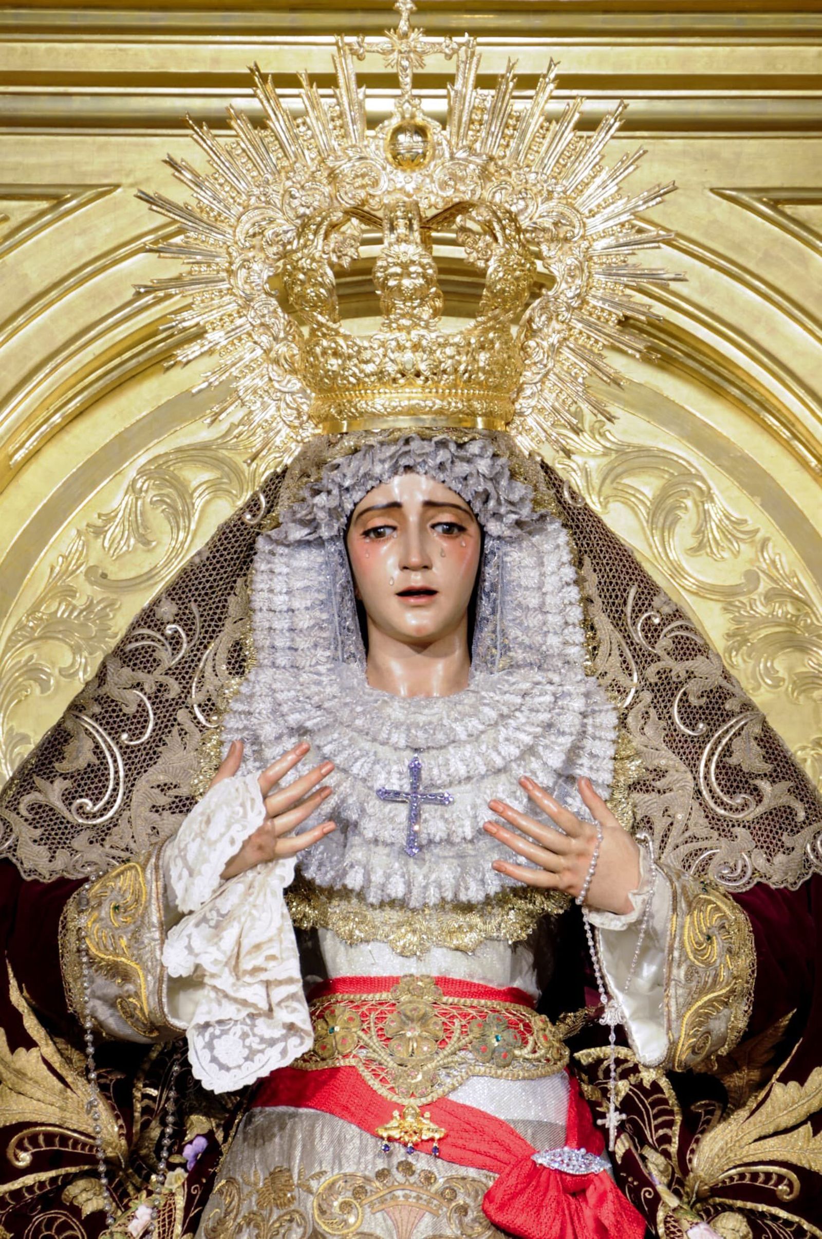 La Virgen preside habitualmente este espacio privilegiado de la parroquia
