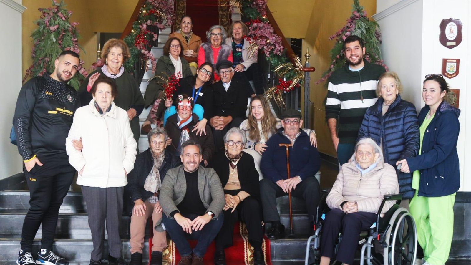Un momento de la visita al Belén municipal, en la escalinata de entrada del Ayuntamiento.
