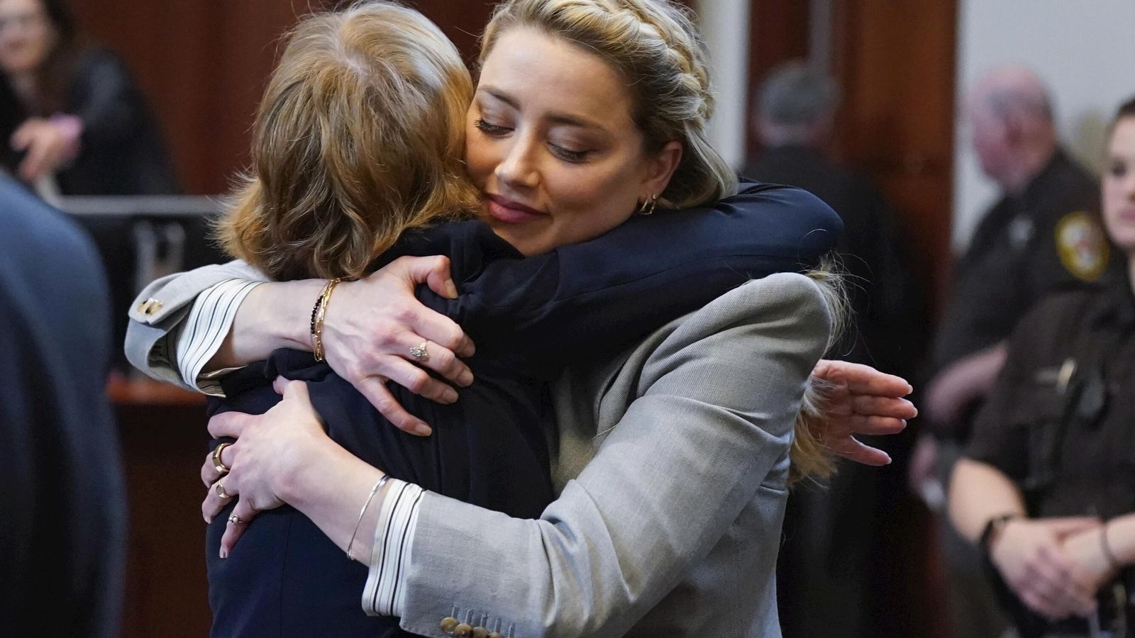 Amber Heard abraza a su abogada.