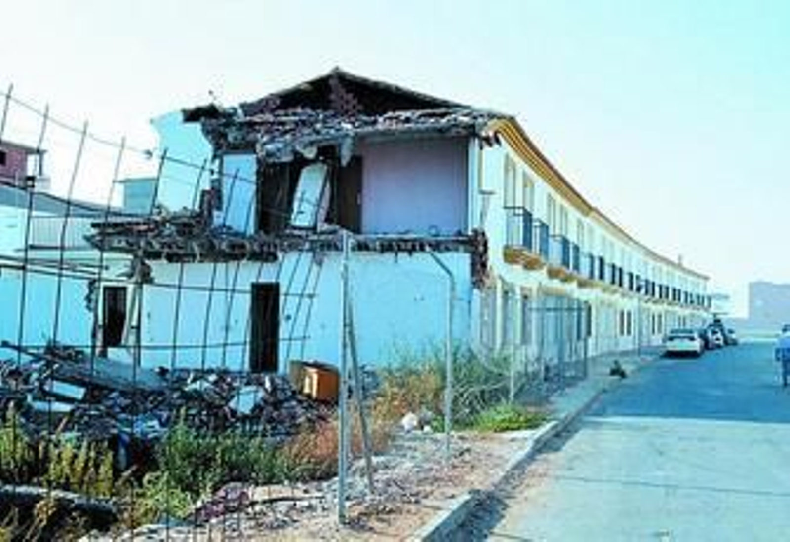 El derrumbe parcial de las viviendas de la calle Peral de Lepe se produjo el 18 de agosto de 1998.