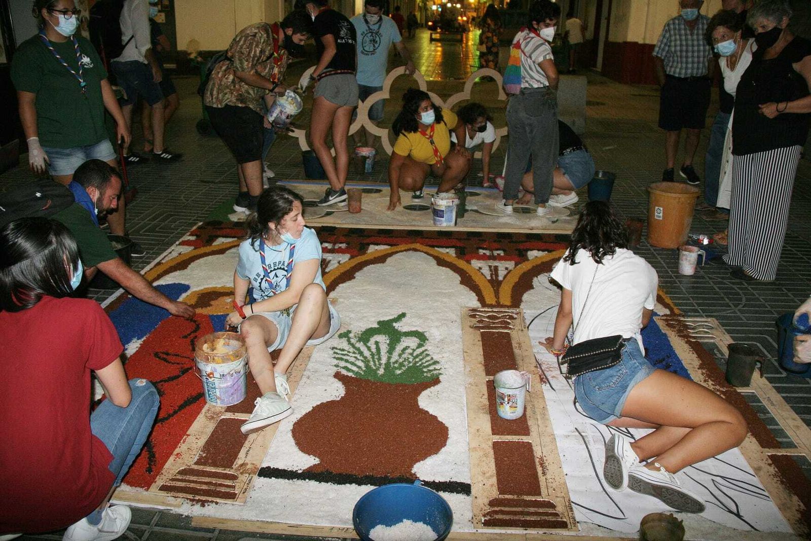 Aunque no se realizó la tradicional alfombra de sal en honor a la Virgen de los Milagros, el trabajo de los grupos participantes en el exorno fue minucioso.