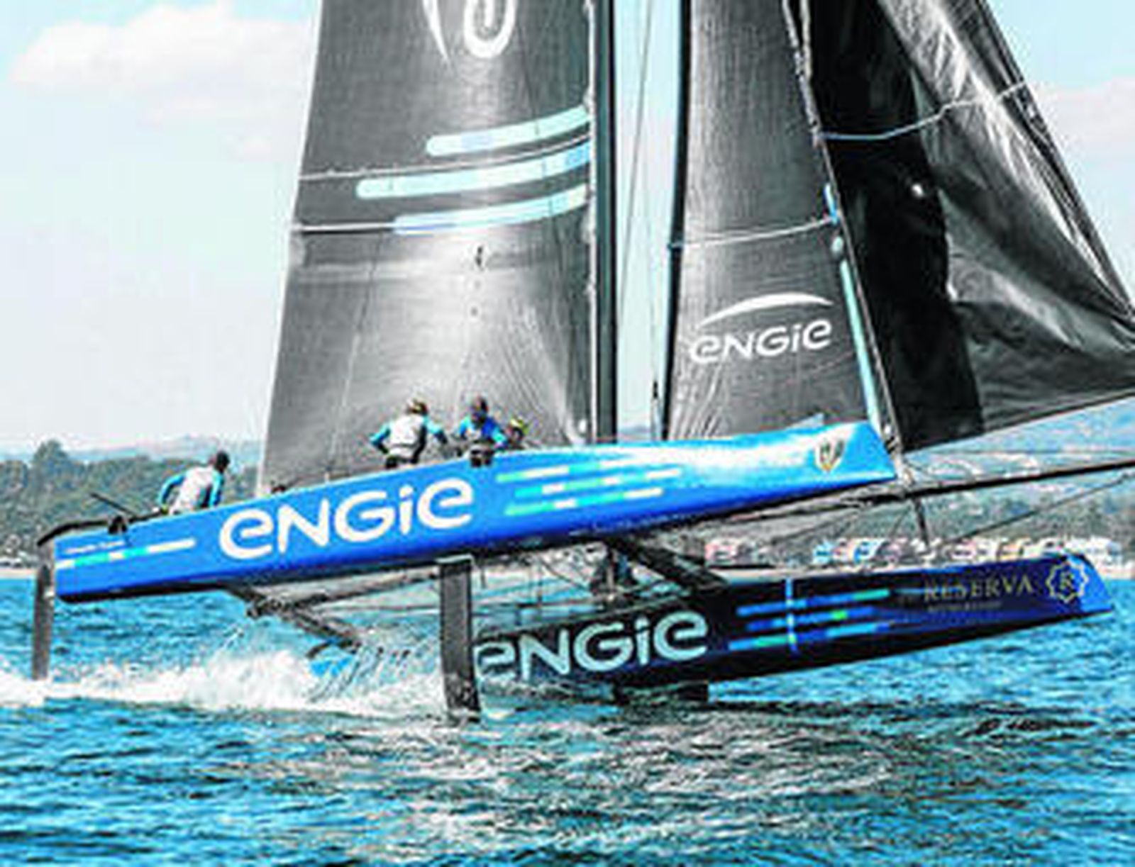 El 'Team Engine' francés, que comparte la segunda plaza con el 'Team Tilt', ayer en aguas sanroqueñas.