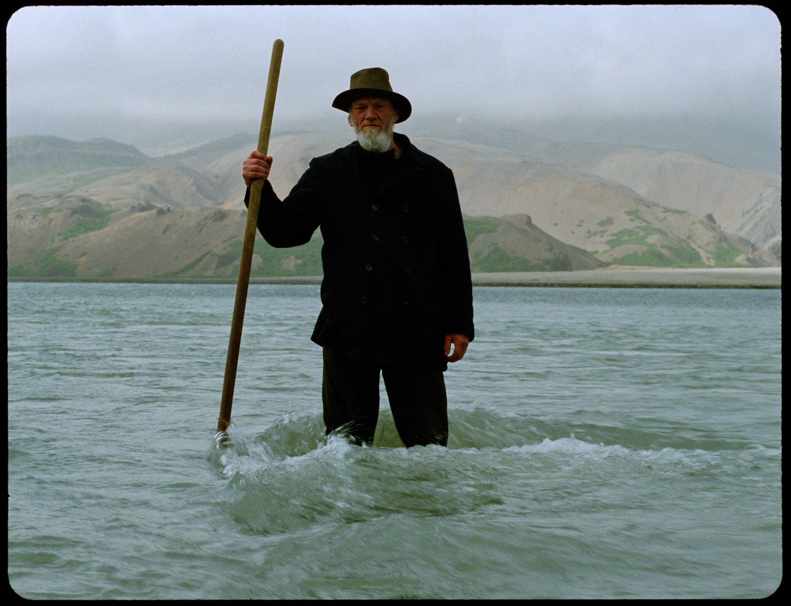 El protagonista de una de las primitivas fotografías tomadas por el pastor de 'Godland'.