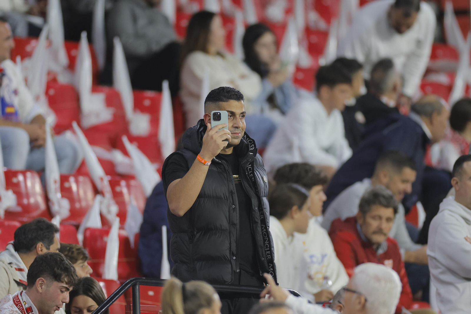 Búscate en las fotos del Sevilla-Arsenal