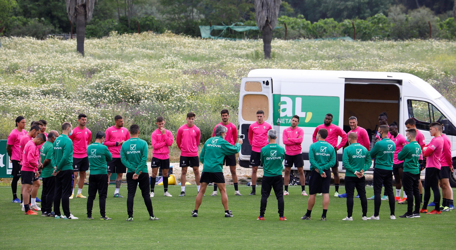 Alfaro habla a sus jugadores antes de arrancar un entrenamiento en la Ciudad Deportiva.