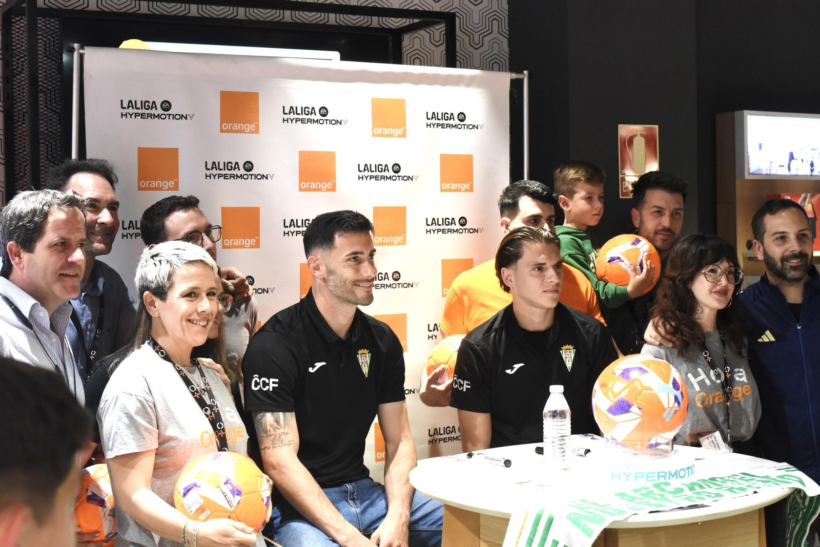 La afición del Córdoba CF enloquece con Álex Sala y Albarrán en el centro de la ciudad