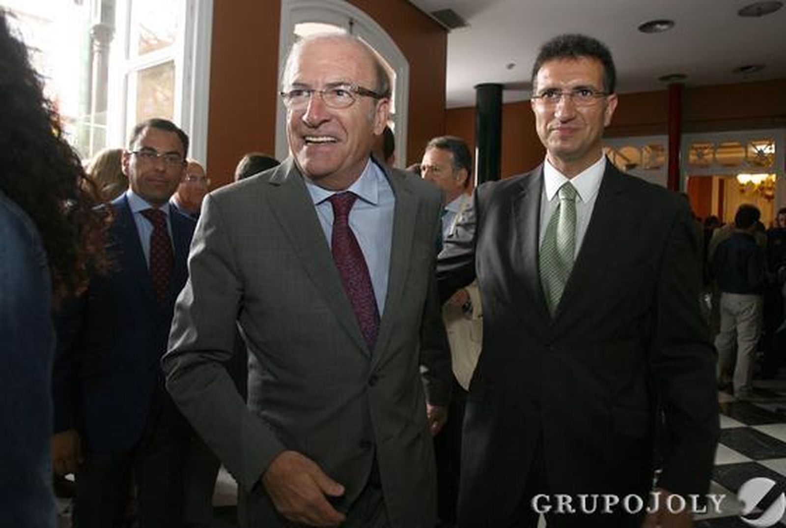 Pedro Rodríguez, alcalde de Huelva, con Javier Chaparro, director de 'Huelva Información', en los momentos previos del acto en la Casa Colón.

Foto: Josué Correa / Mamen Pérez