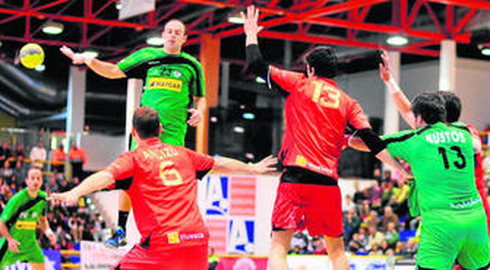 Un momento de un partido del Balonmano Antequera durante la temporada pasada.