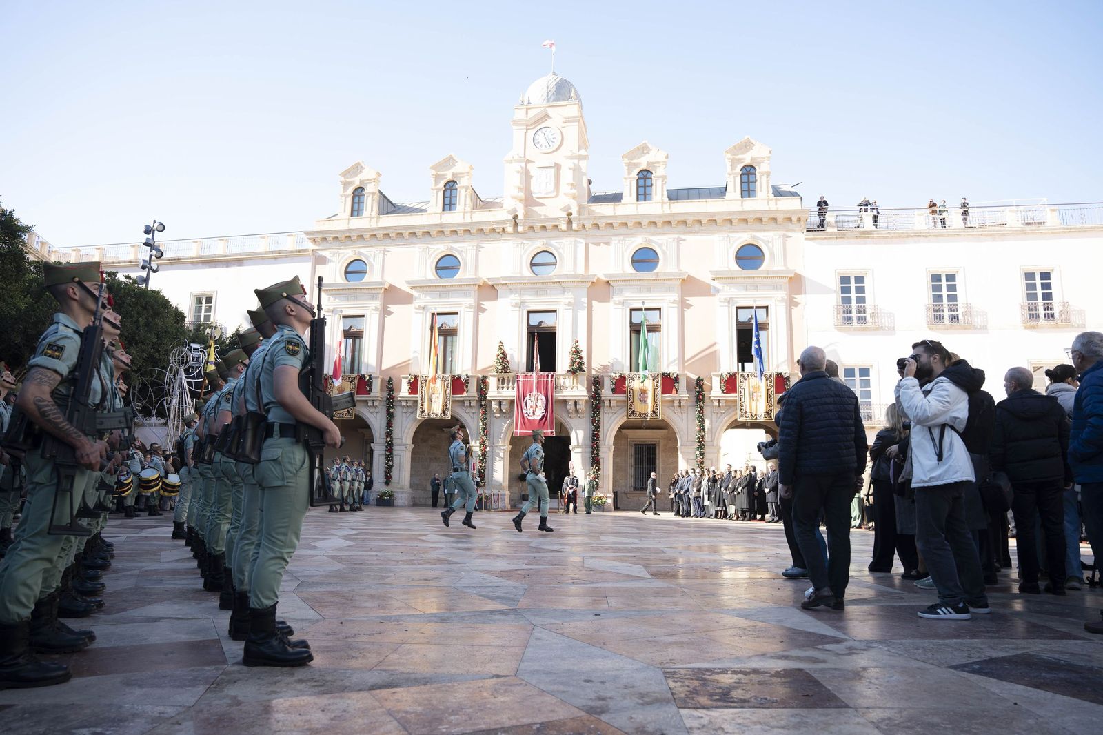 El Pendón vuelve a alzarse en Almería: memoria y ciudad bajo la luz de diciembre