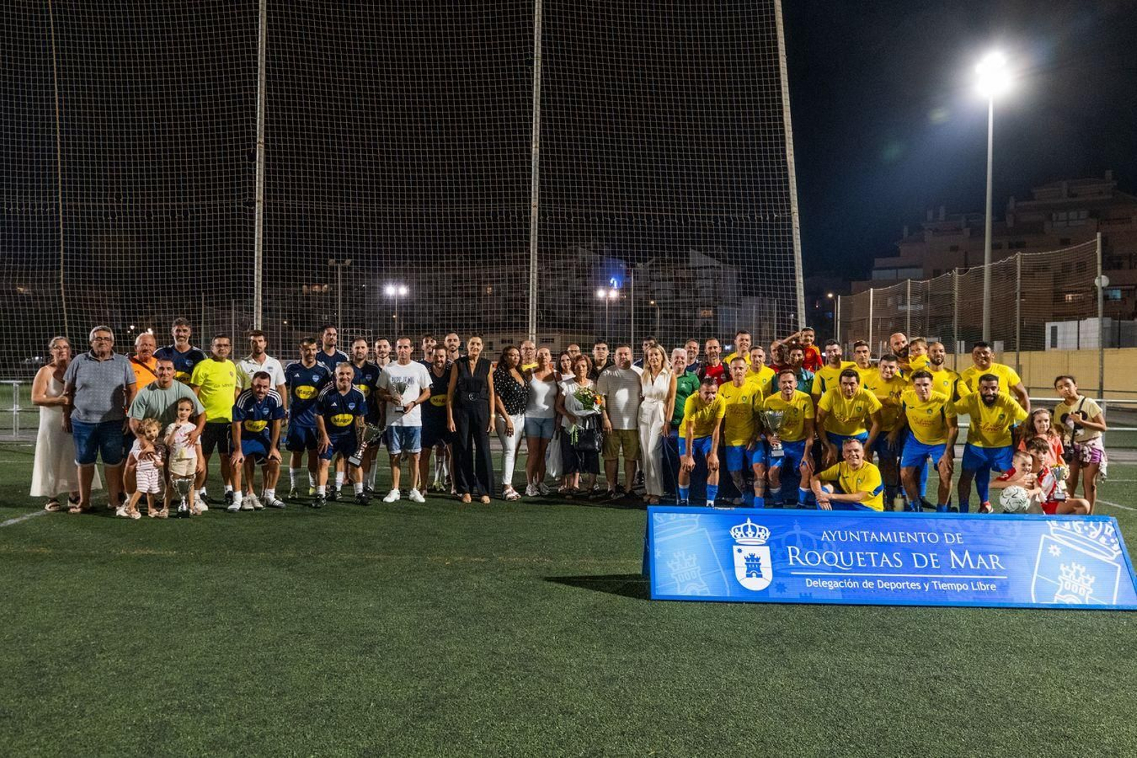Foto de familia entre equipos participantes y familiares de Juan Antonio Martínez Fuentes.