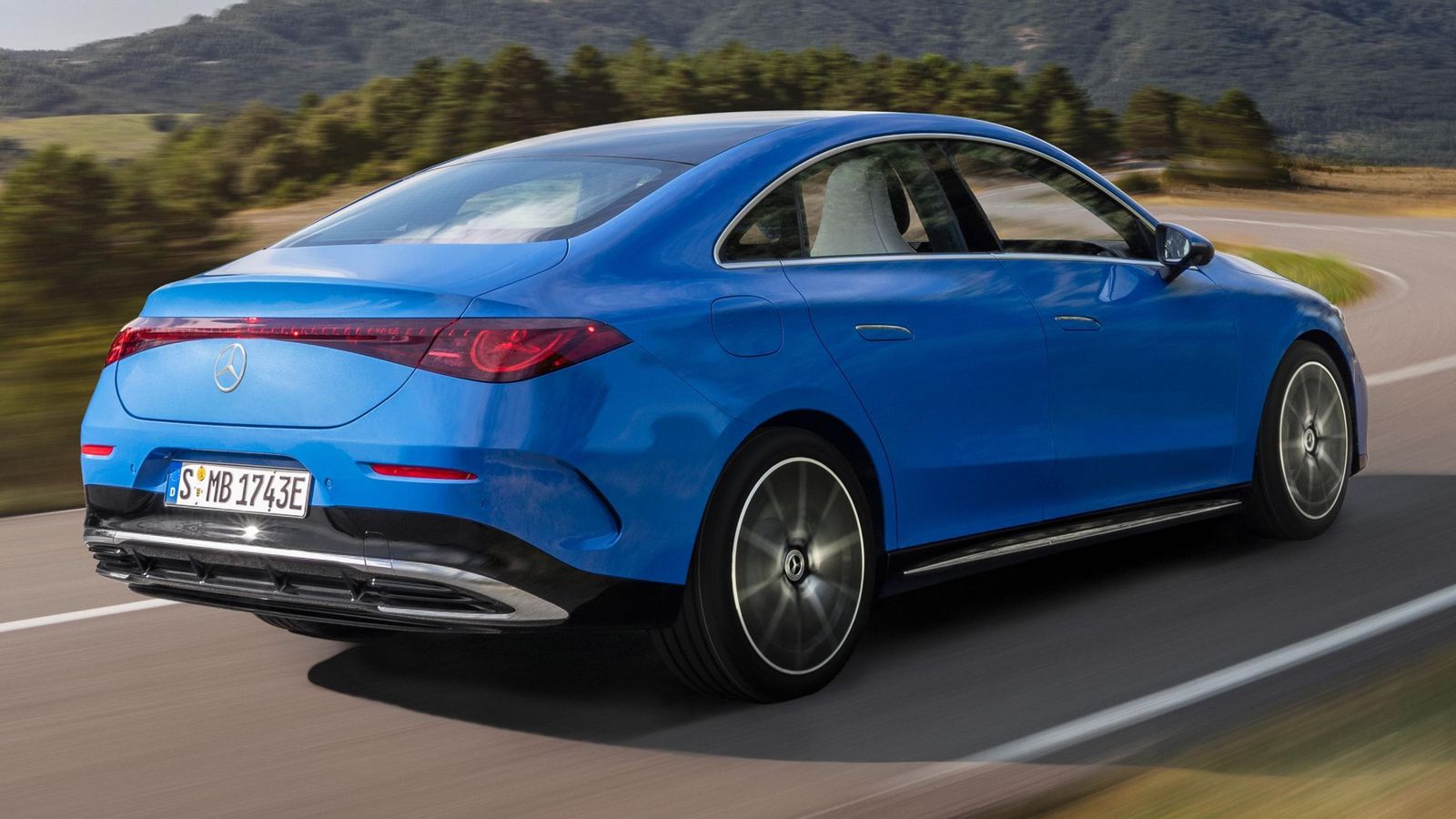 Lasvelocidades máximas de los dos eléctricos son coincidentes, con 210 km/h, mientras que la aceleración de 0 a 100 km se resuelve en el CLA 250+ con tecnología EQ en 6,7 s y en el C350 4Matic con tecnología EQ en 4,9 s.