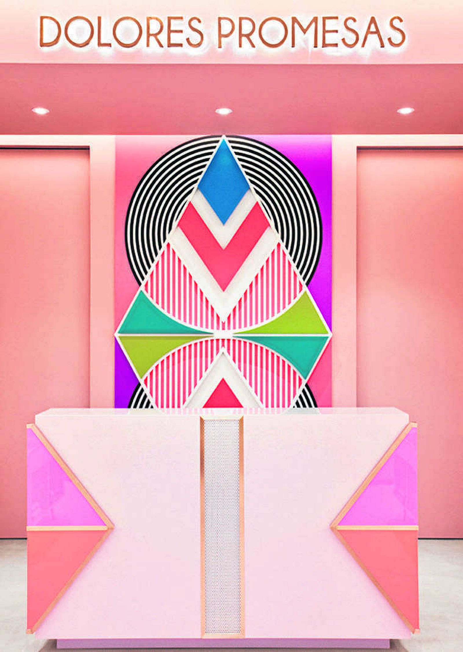 La tienda respira un aire colorista y geométrico que firma la prestigiosa Miriam Alía.