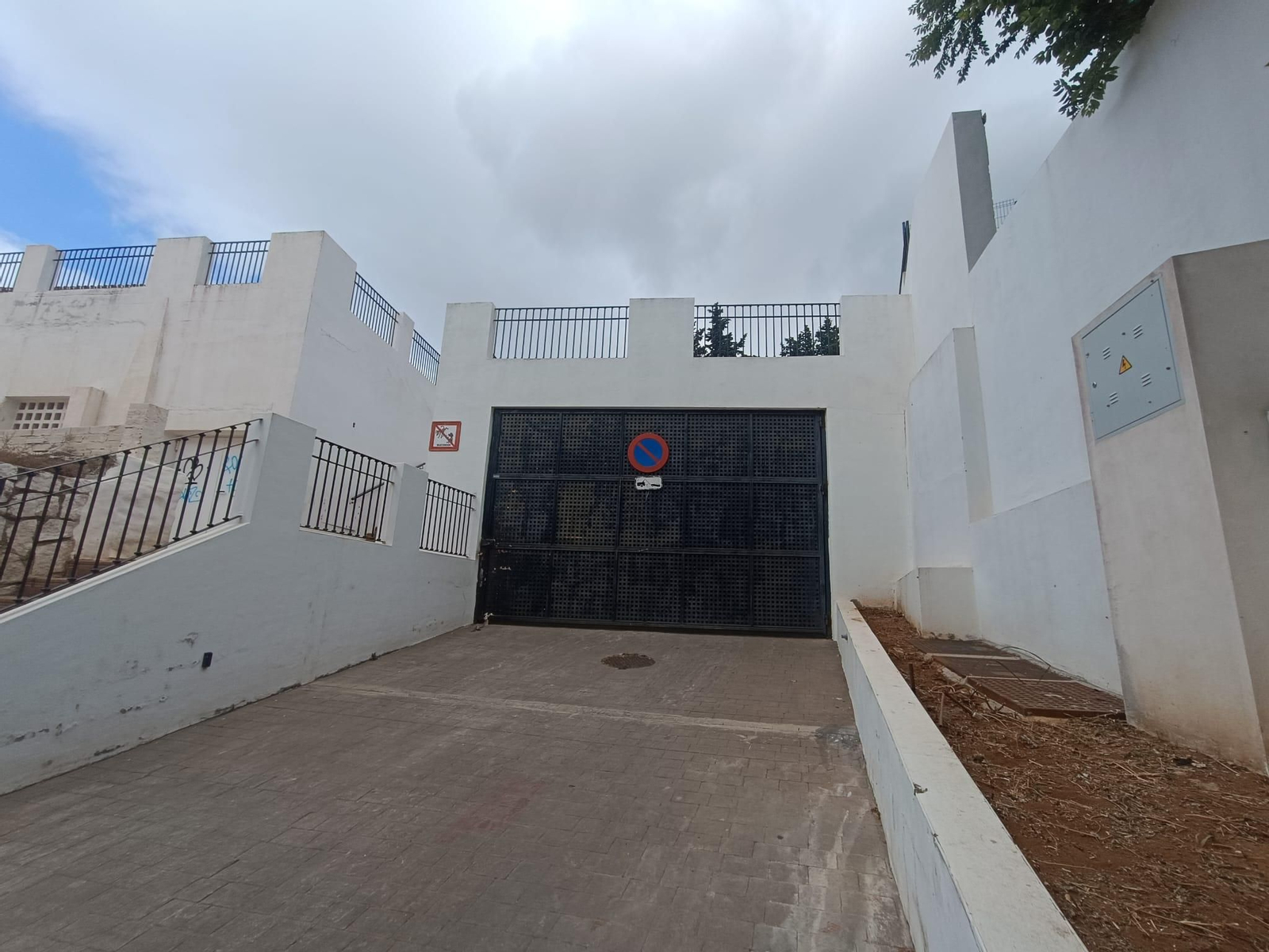 La  entrada a las nuevas zonas que se van a habilitar para estacionar en Los Nadales.