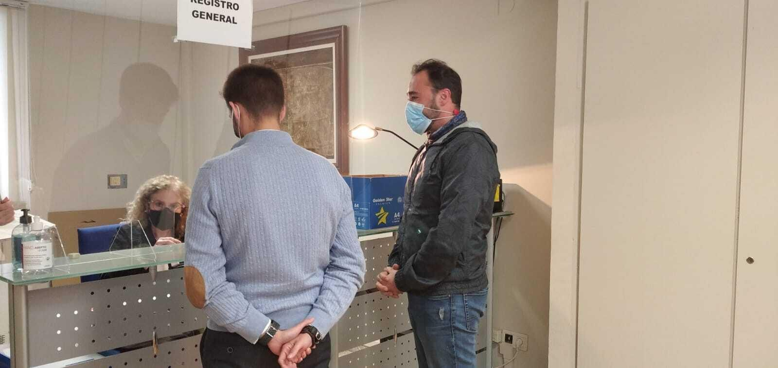 David Bazuelo, a la derecha, registra la moción en Baena.
