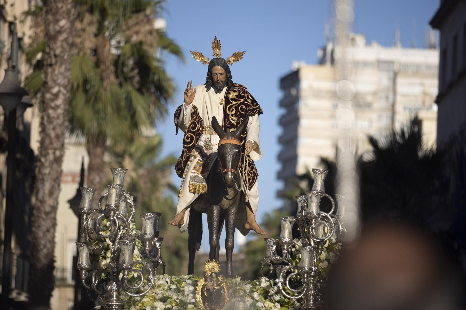 Imágenes de la salida extraordinaria de La Borriquita por las calles de Huelva