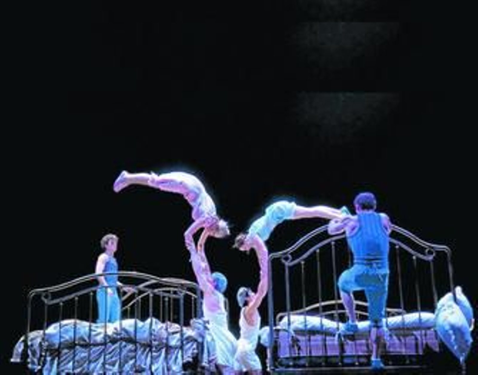 En el número de las camas participan seis artistas que ejecutarán algunas de las acrobacias más espectaculares de 'Corteo'.