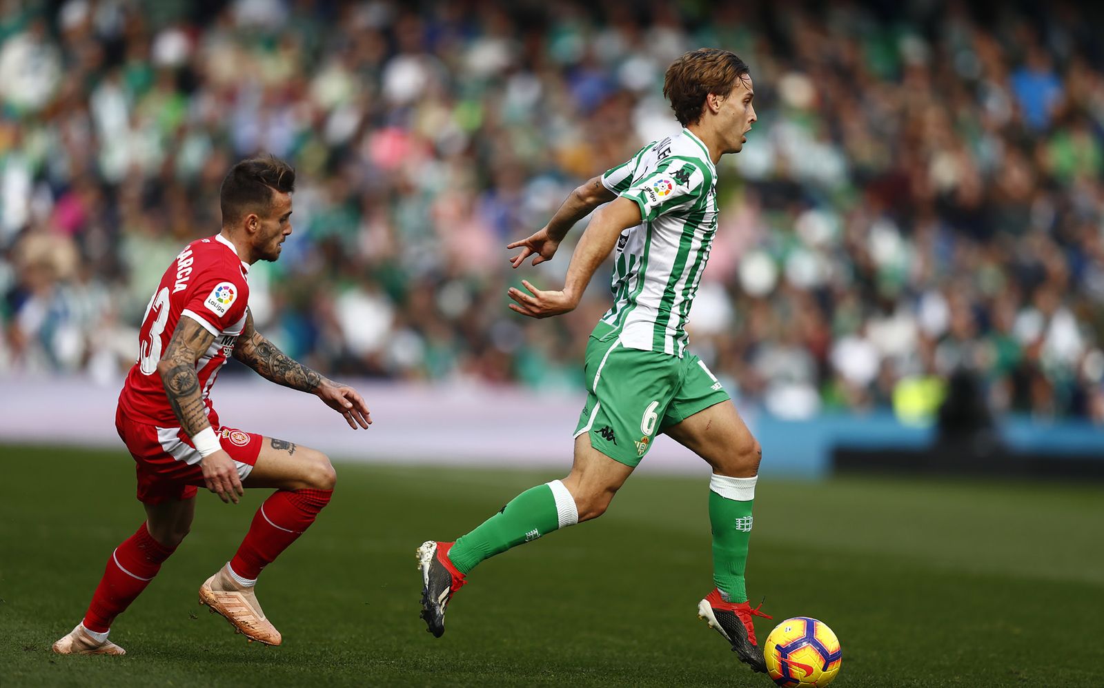 Canales se lleva el balón ante Aleix García.