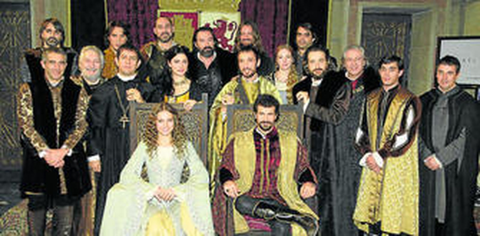 Michelle Jenner y Rodolfo Sancho con el elenco principal de 'Isabel'.