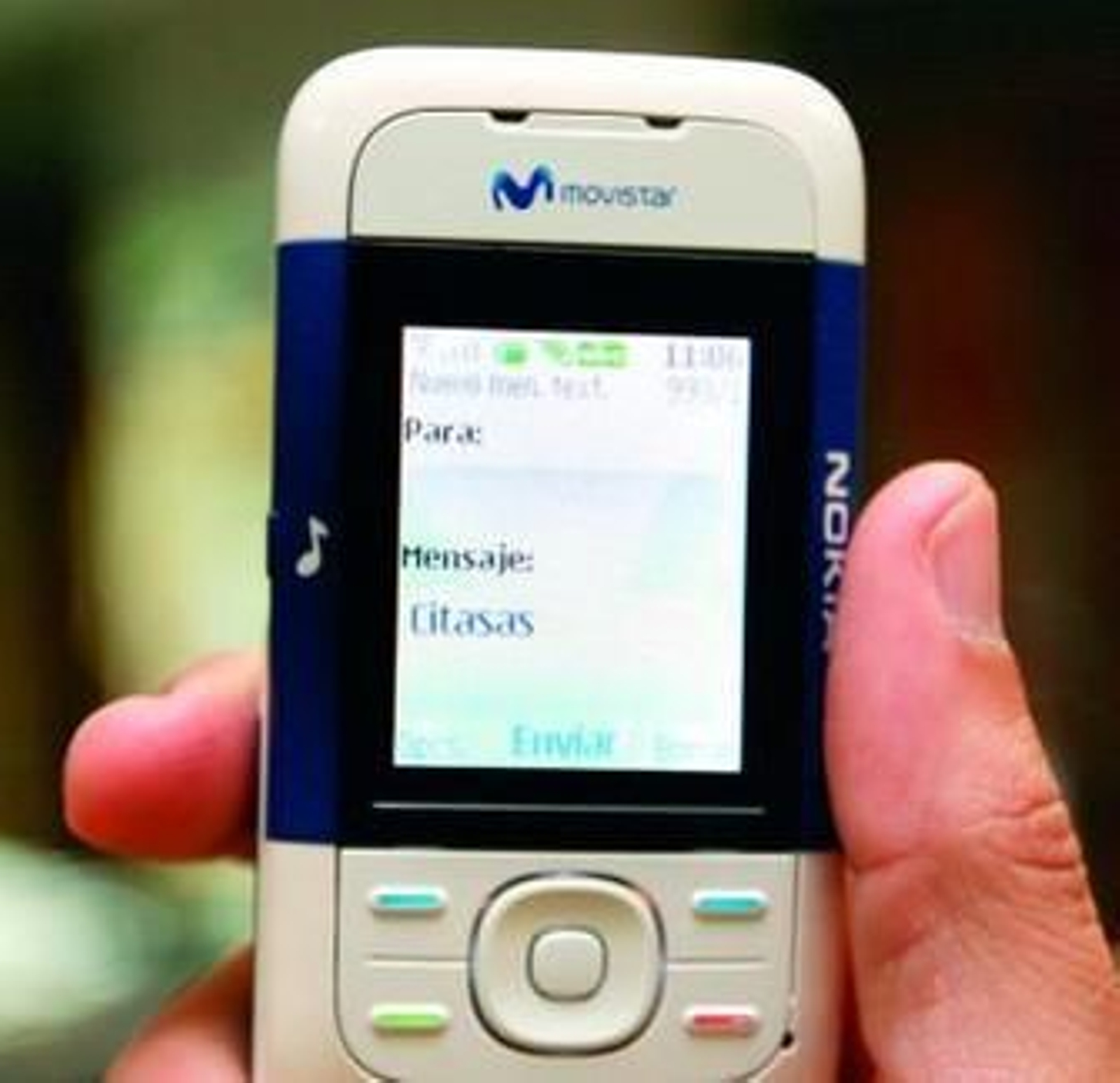 Un usuario pide cita médica a través del móvil.