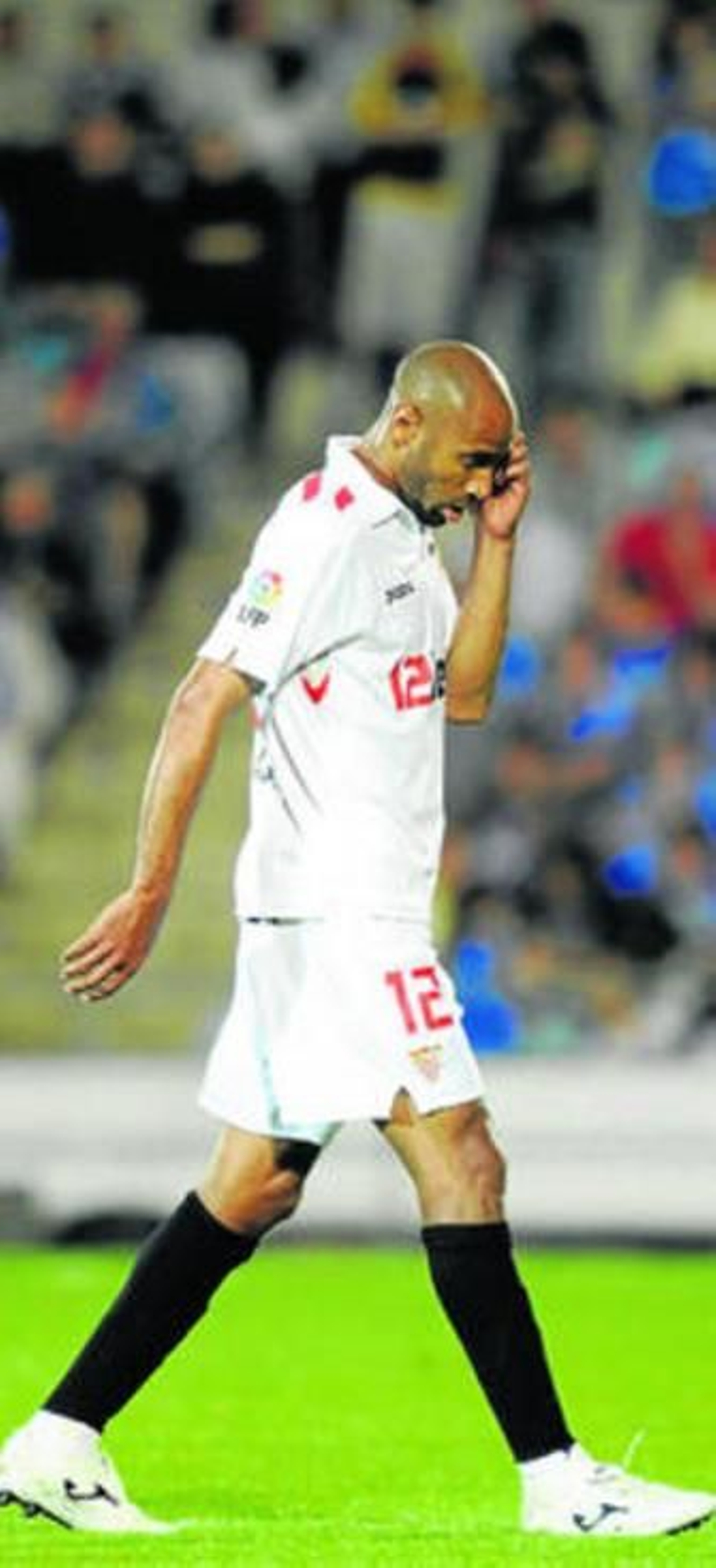 Kanoute abandona el campo tras ser expulsado.