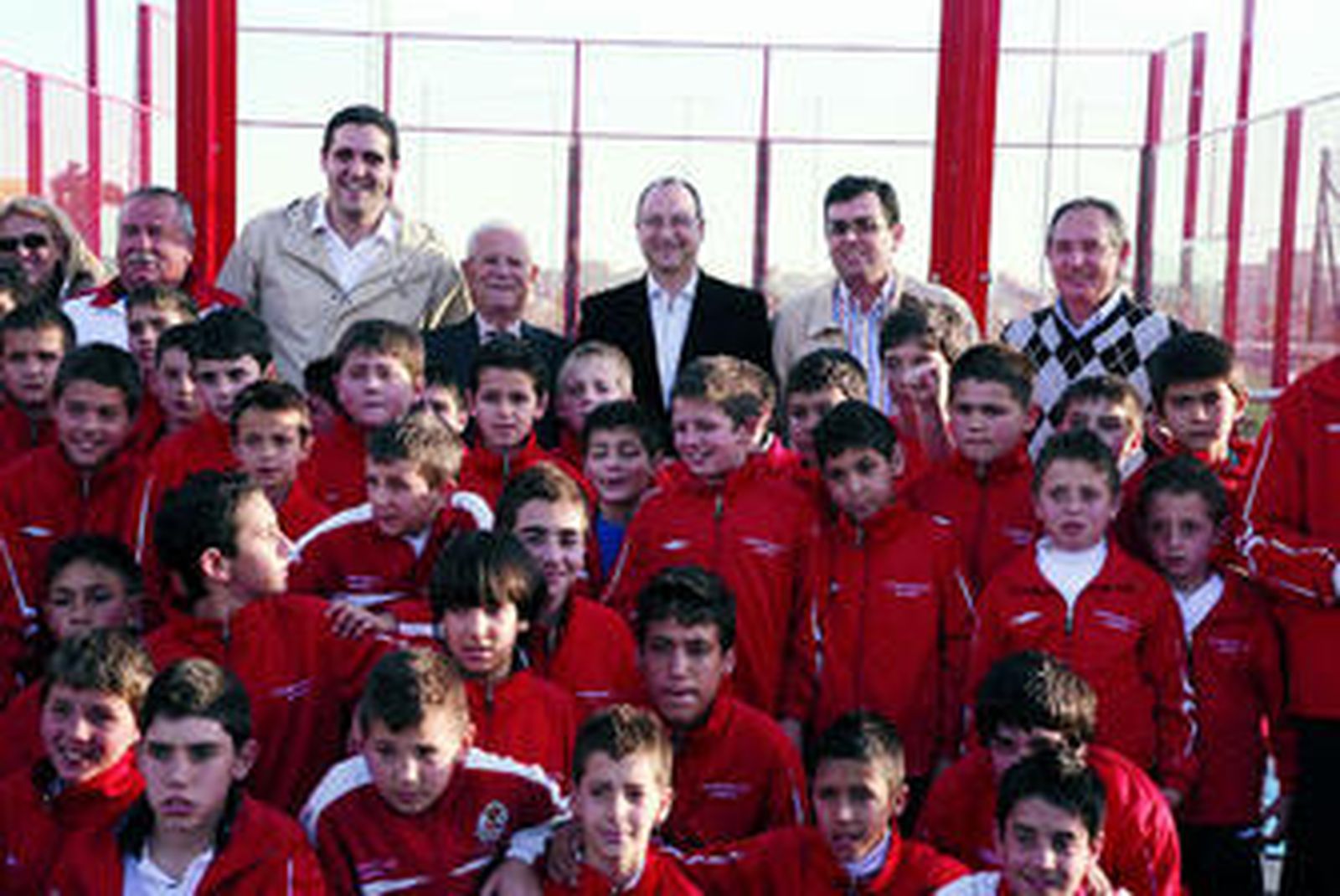 El alcalde y el concejal de Deportes, entre otros ediles, rodeados de un nutrido grupo de niños.