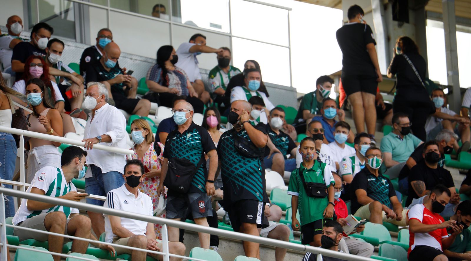 Aficionados blanquiverdes en Tribuna durante el amistoso ante el Linares.