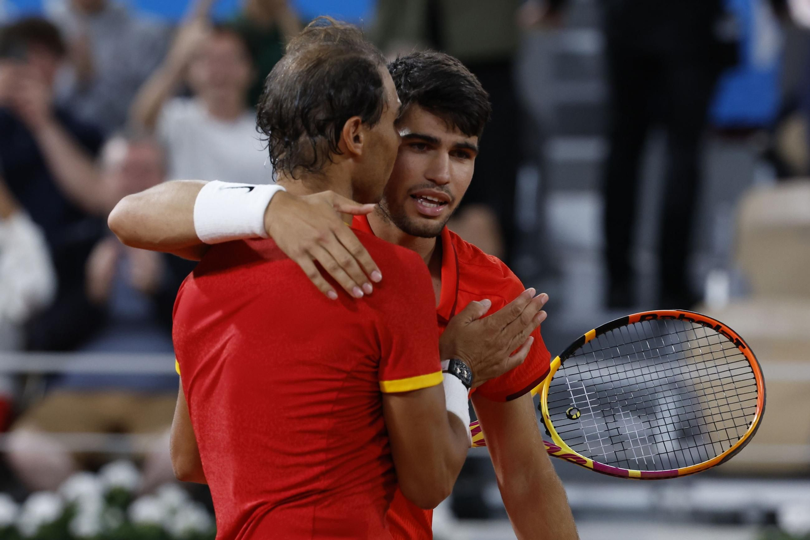 Nadal y Alcaraz se abrazan al acabar el partido.