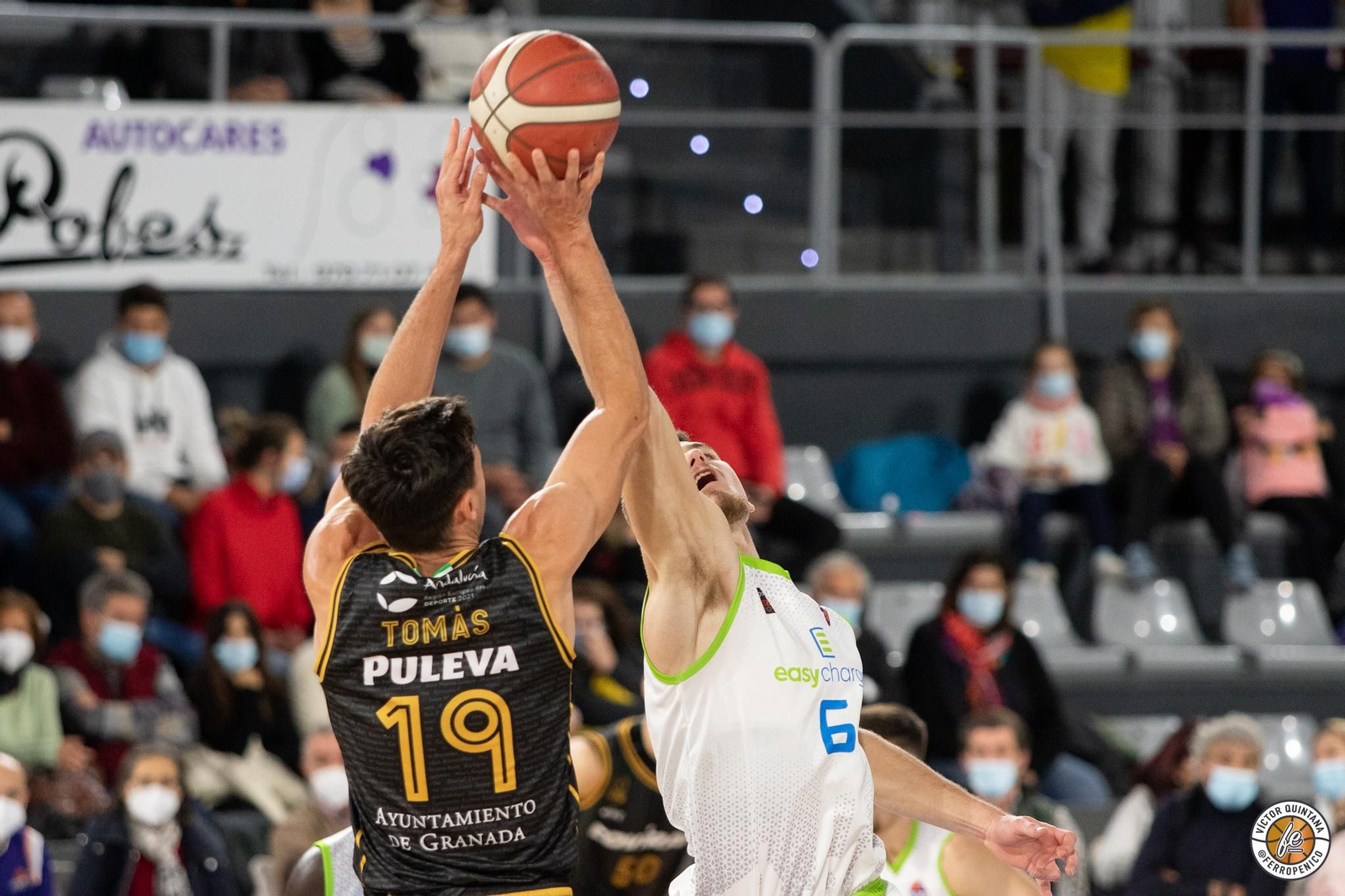 Pere Tomás intenta un lanzamiento a canasta ante un rival