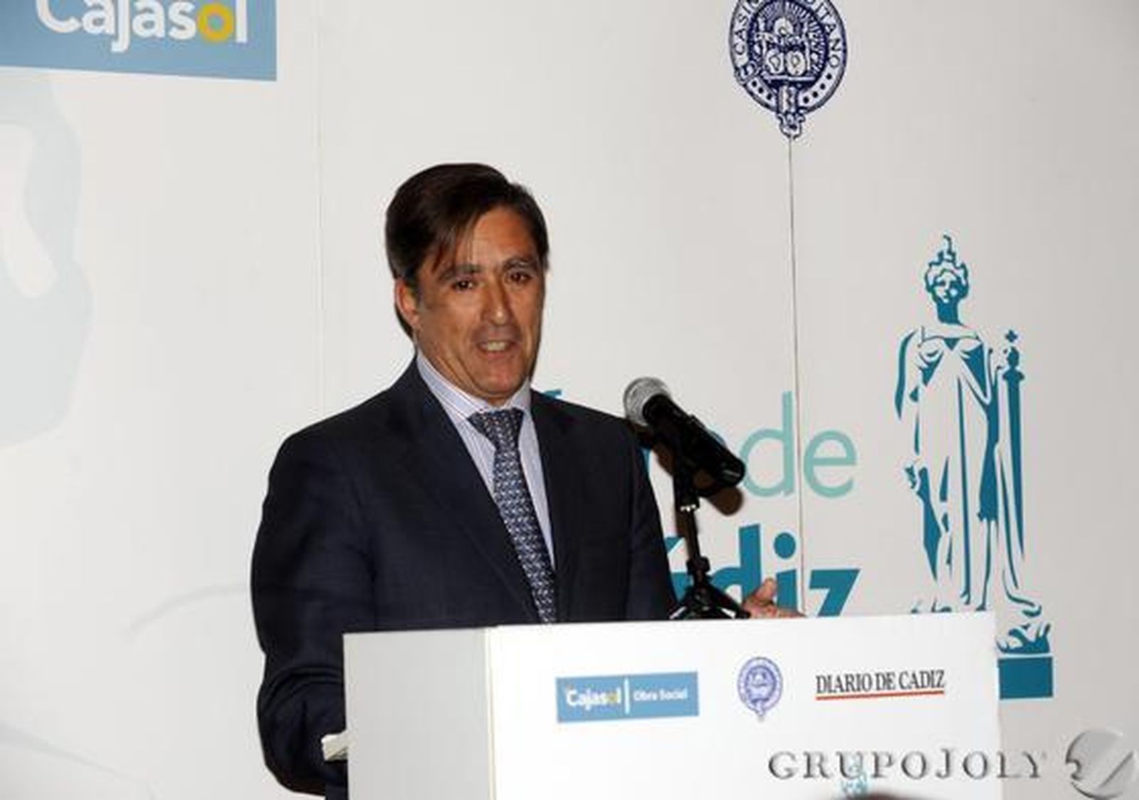 Manuel Estrella presentando a Lorenzo del Río, anoche en el Casino.

Foto: Joaquín Hernández Kiki