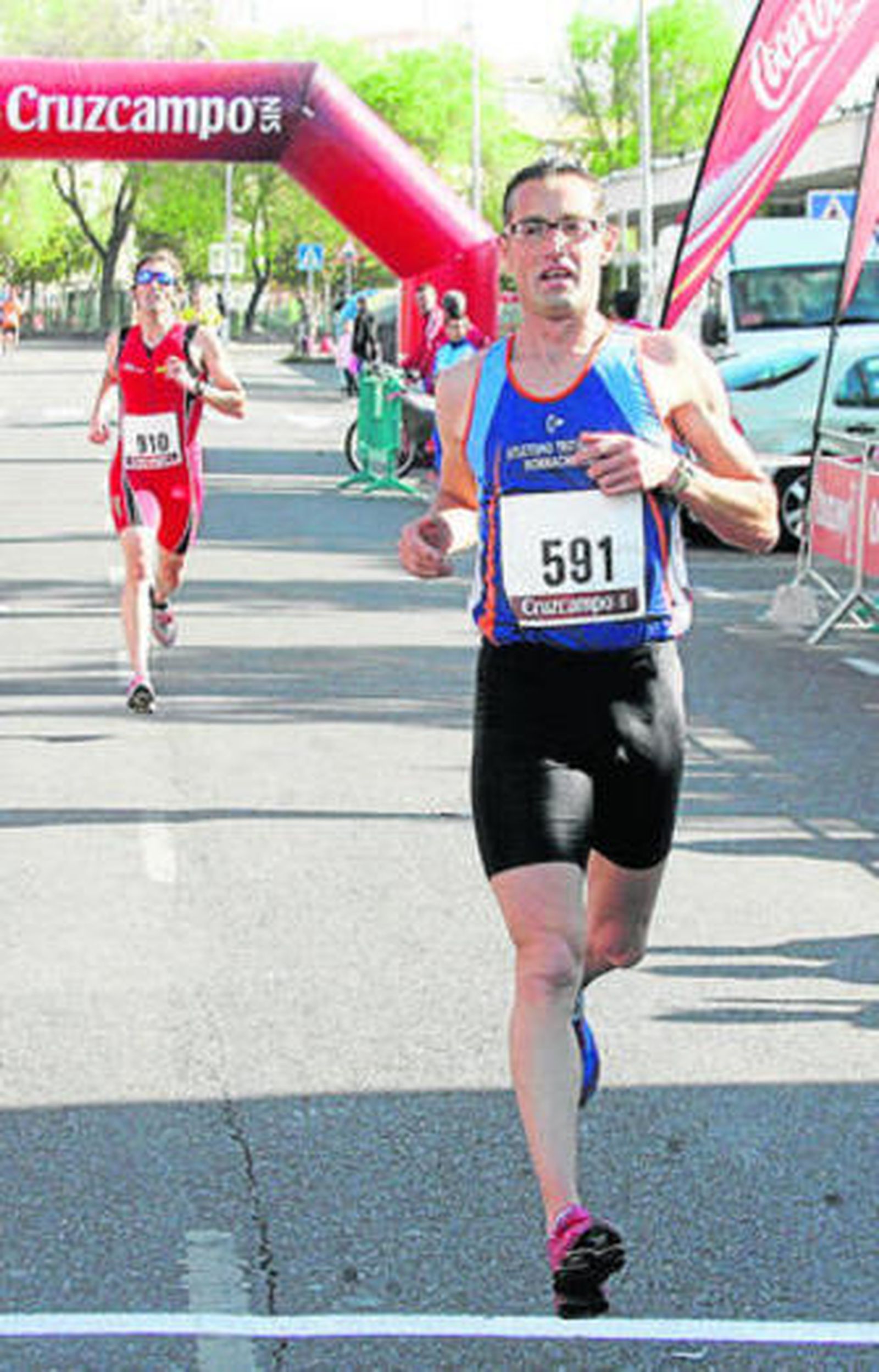 Bueno entra en la línea de meta por delante de Álvaro González.