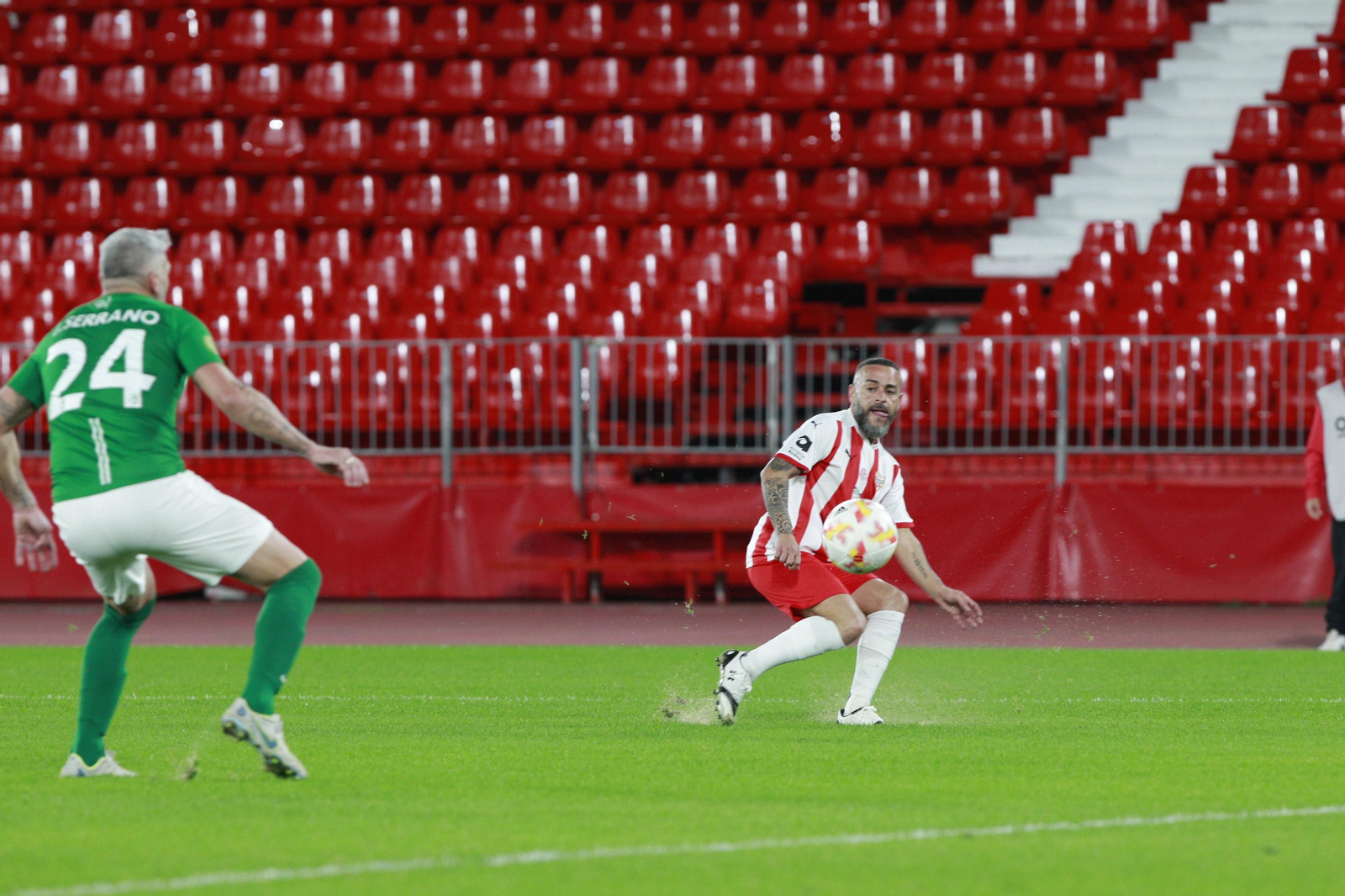 Imágenes del partido homenaje al 'eterno' capitán de la U.D. Almería, José Ortiz