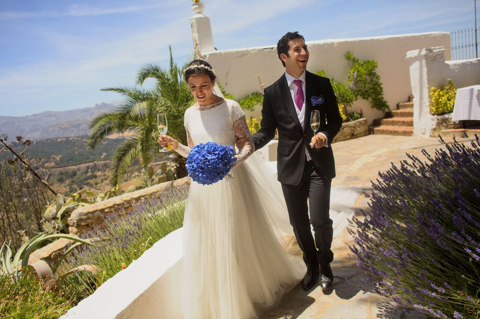 Una pareja celebra su unión en matrimonio.
