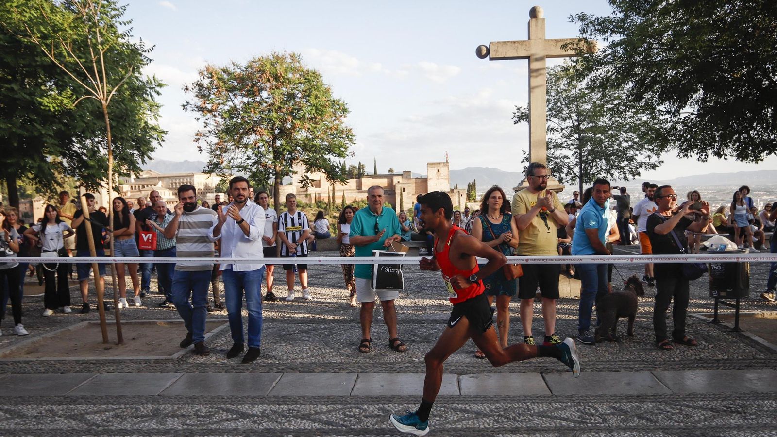 El ganador de la carrera pasa por el Mirador de San Nicolás
