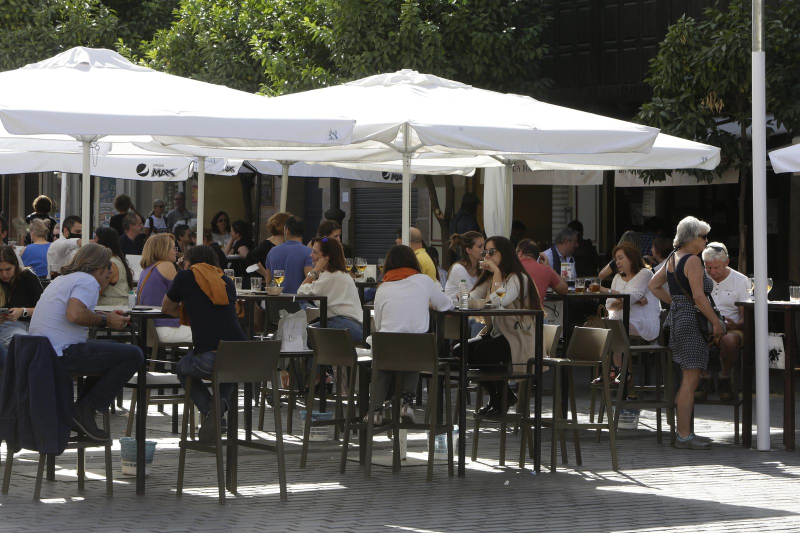 Personas en un velador.