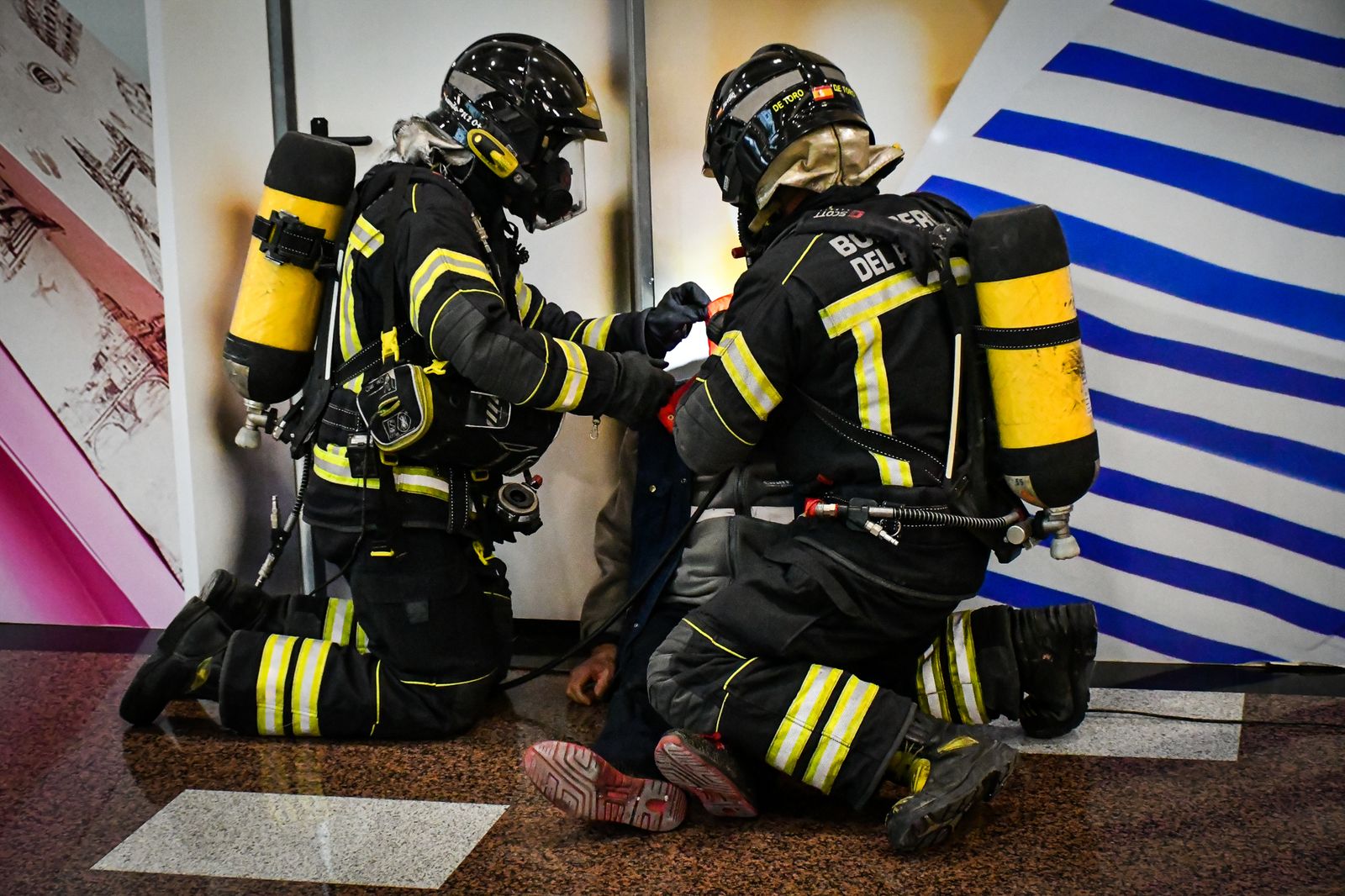 Dos bomberos del Poniente, durante un reciente simulacro.