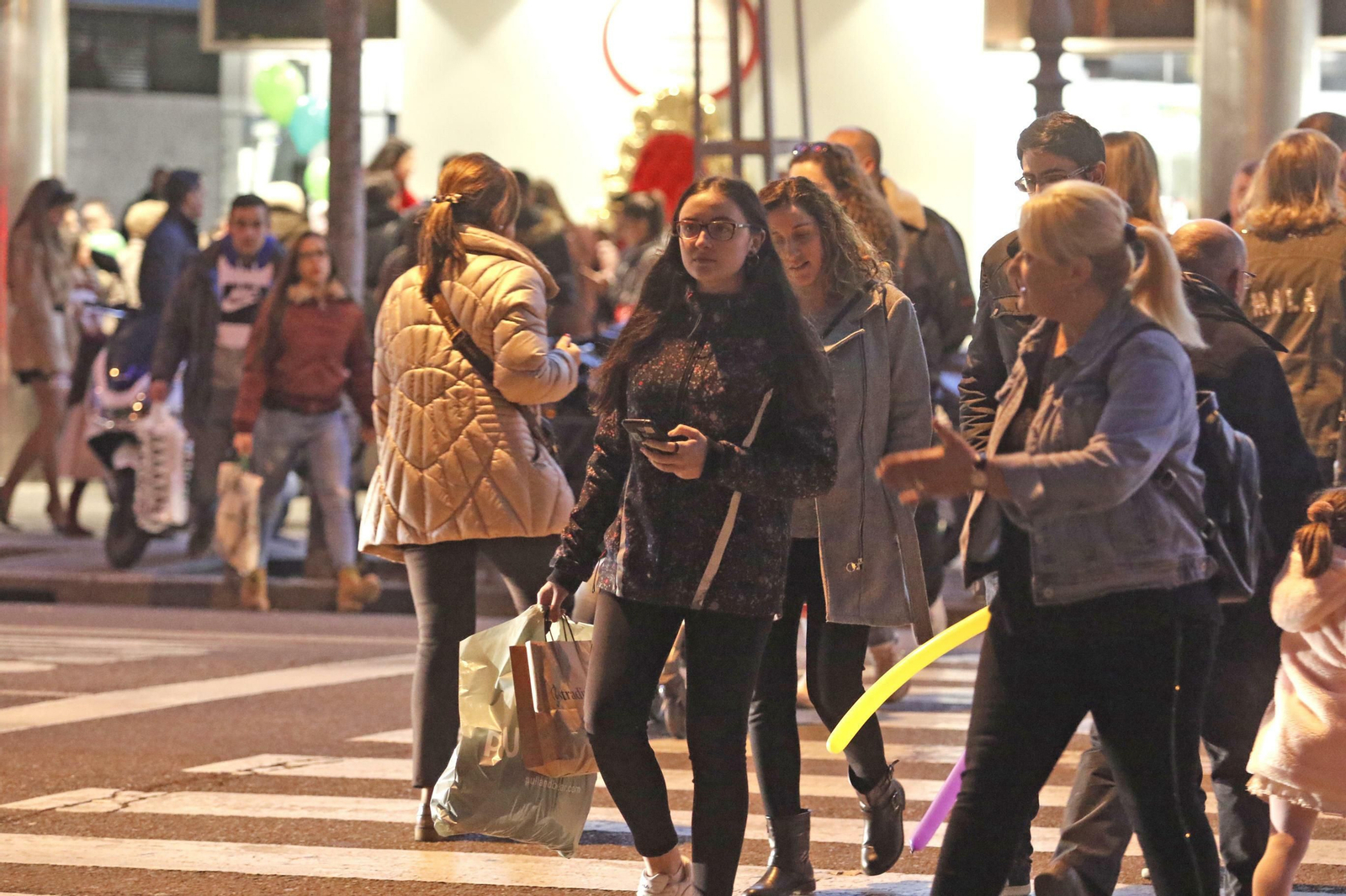 Varias personas cruzan con Ronda de Tejares tras realizar sus compras.