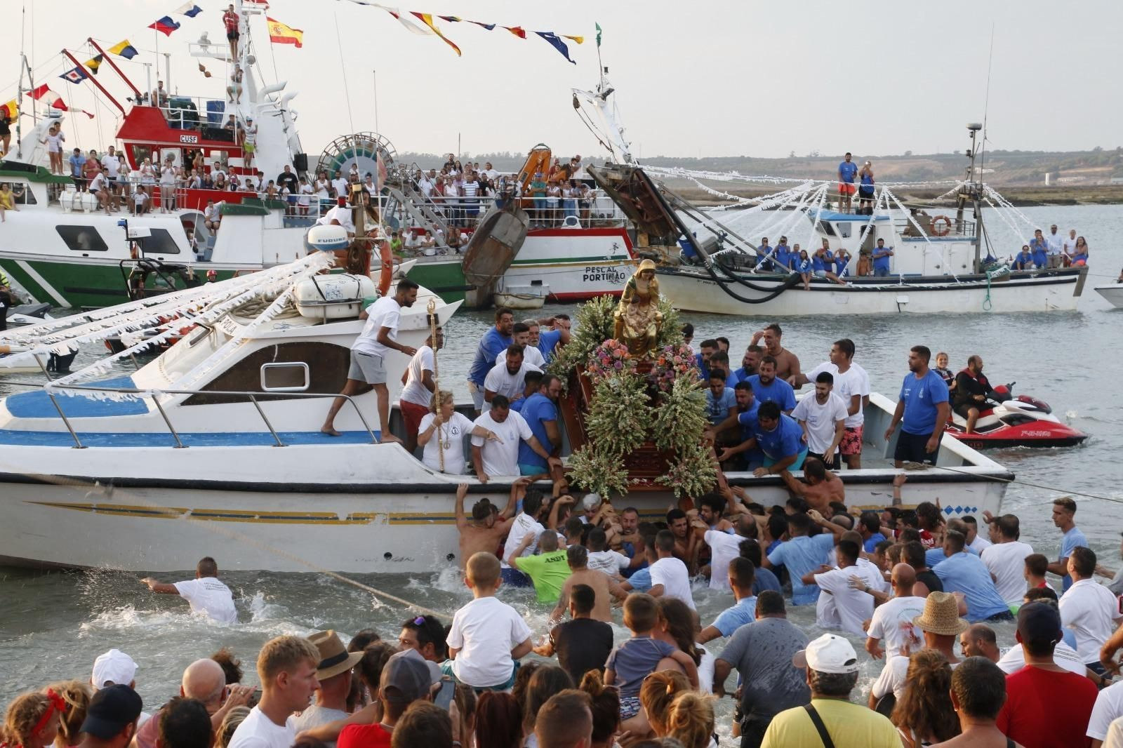 Procesión marinera de la Virgen del Mar de Isla Cristina, en una anterior edición Procesión marinera de la Virgen del Mar de Isla Cristina, en una anterior edición