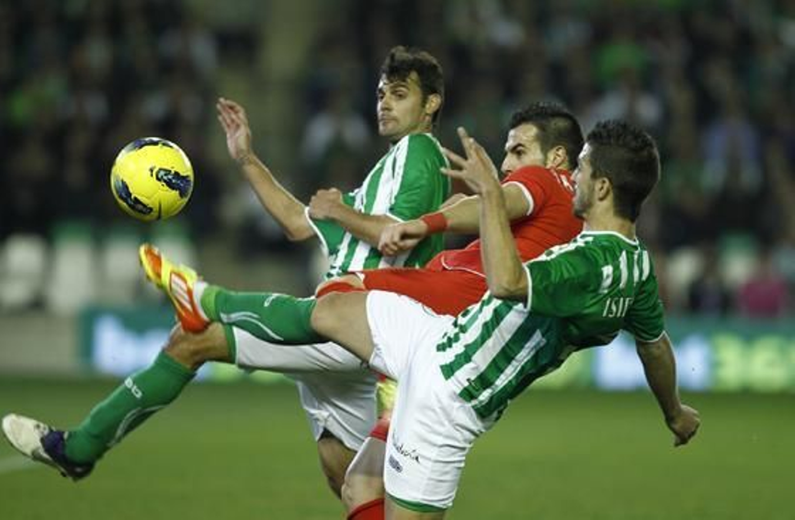 Betis y Sevilla empatan en el Benito Villamarín (1-1). / Antonio Pizarro