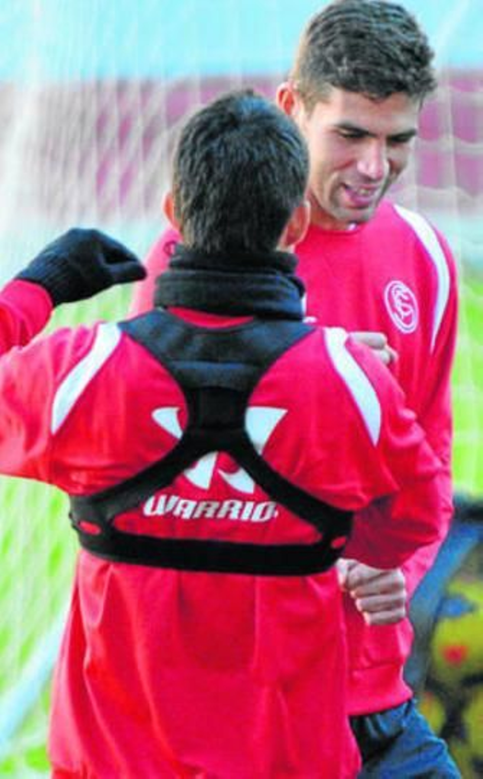 Perotti bromea con su compatriota Fazio durante un entrenamiento.