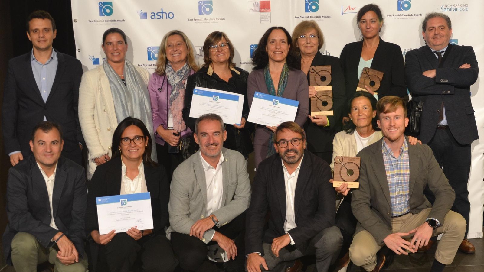 Directivos y gerentes de hospitales de Vithas posan con los premios Best Spanish Hospital Awards