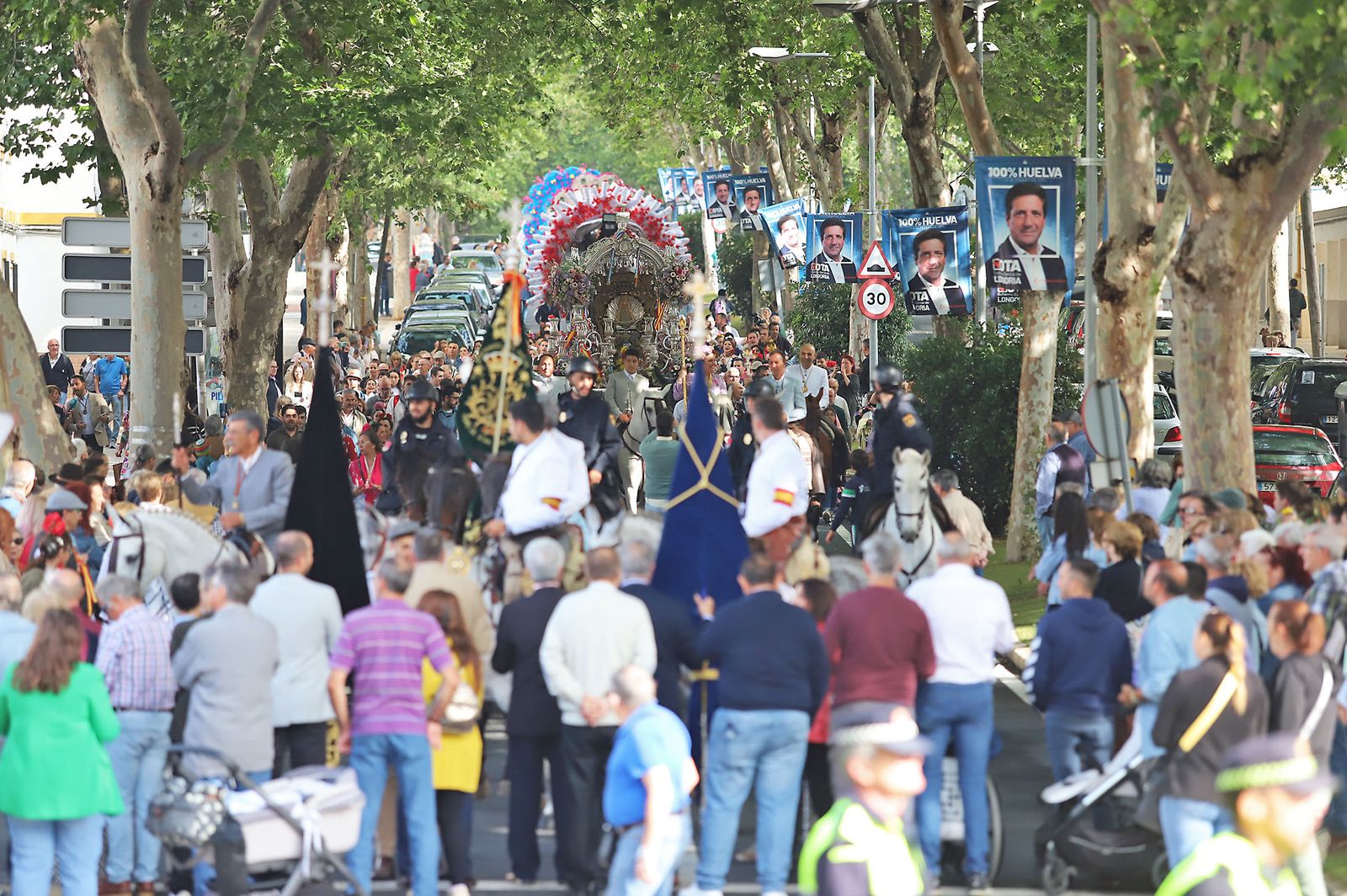 El Rocío 2023: Imágenes de la Hermandad de Emigrantes en su salida de Huelva